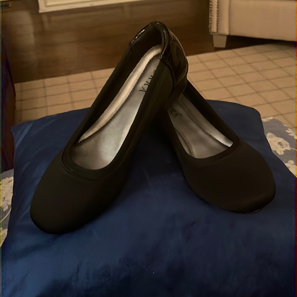 Serra black low heel pumps. Size 9